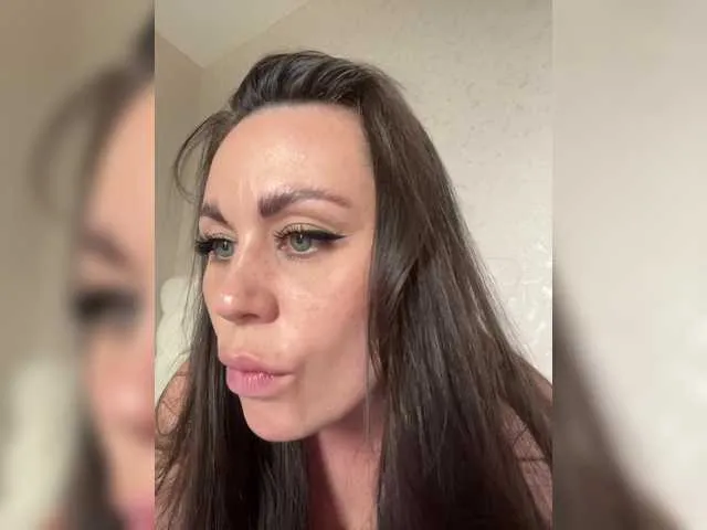 jucieLussie – webcam model profile photo Image 4