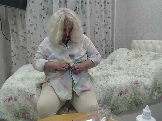 strawberryyfoxie – webcam model profile photo Image 18