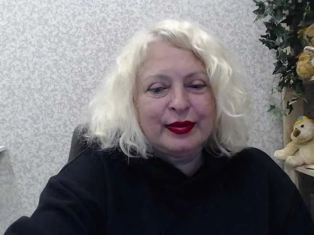 strawberryyfoxie – webcam model profile photo Image 5