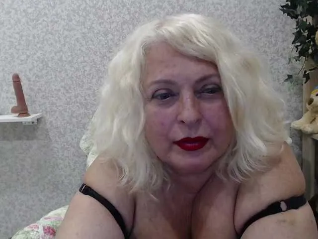 strawberryyfoxie – webcam model profile photo Image 8