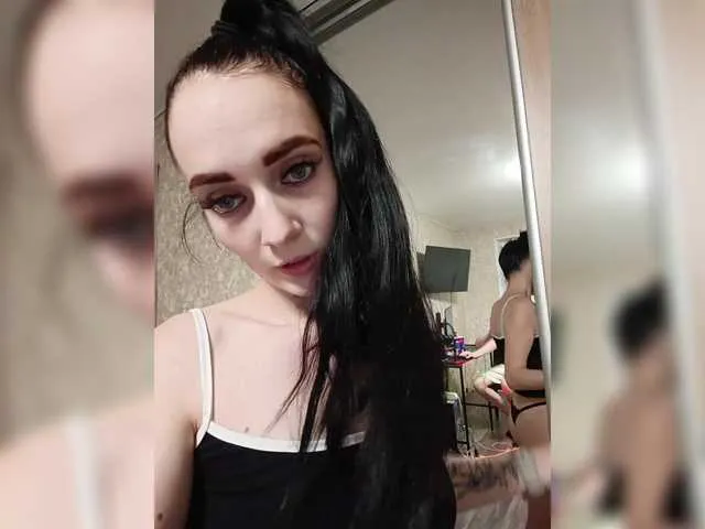 VIKITOMMY – webcam model profile photo Image 3