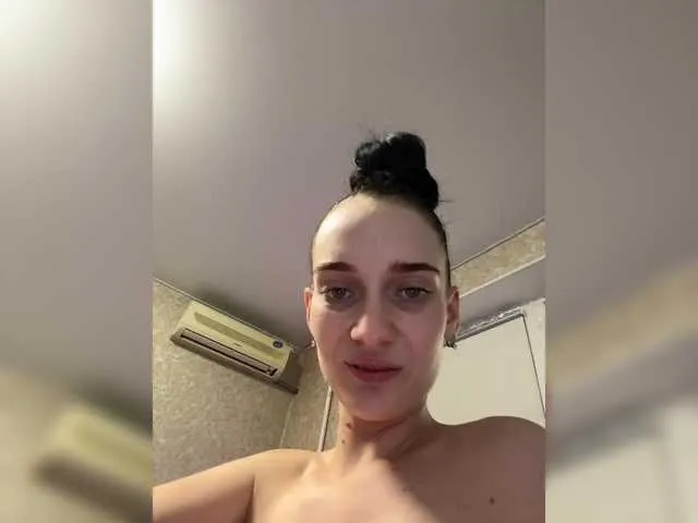 VIKITOMMY – webcam model profile photo Image 9