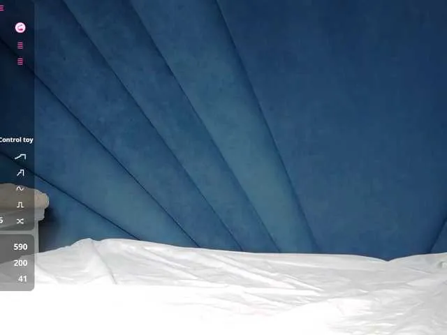 VIKITOMMY – webcam model profile photo Image 4