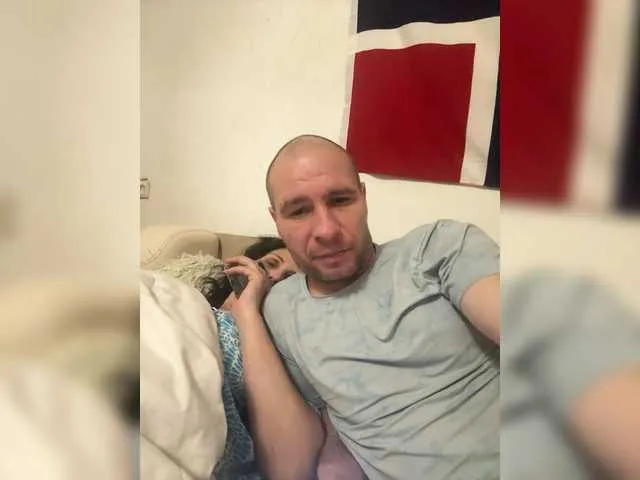 NaughtyInGlasses – webcam model profile photo Image 2