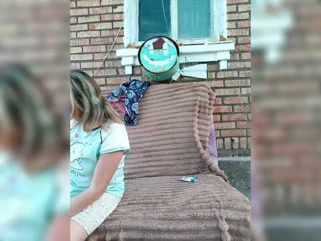 IORio2 – webcam model profile photo Image 3