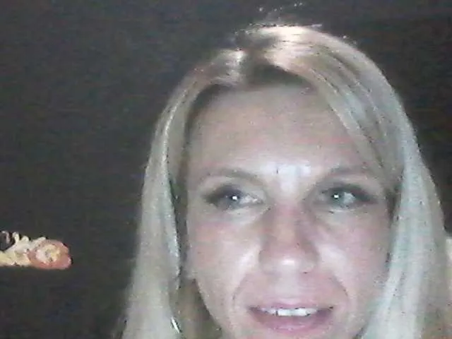 carol_miss2 – webcam model profile photo Image 3