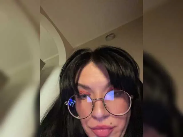 hina_porn – webcam model profile photo Image 4