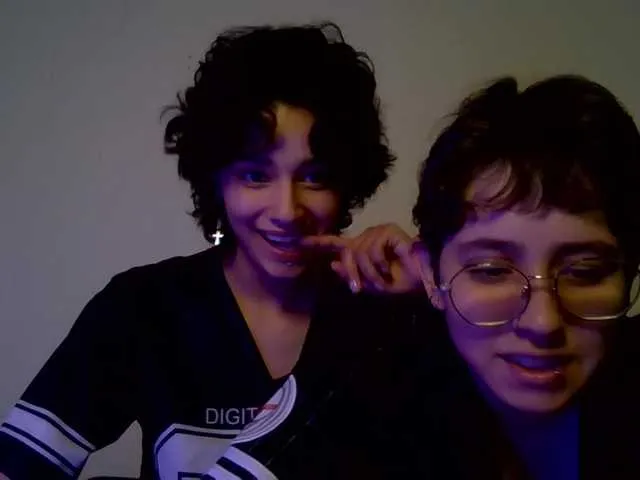 IORio2 – webcam model profile photo Image 3