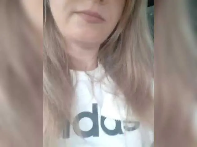 VIKITOMMY – webcam model profile photo Image 5