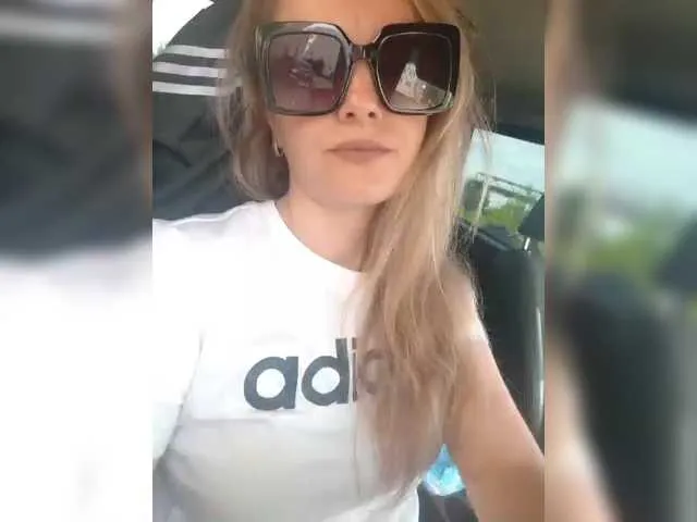 VIKITOMMY – webcam model profile photo Image 6