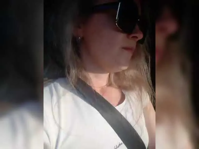 VIKITOMMY – webcam model profile photo Image 7