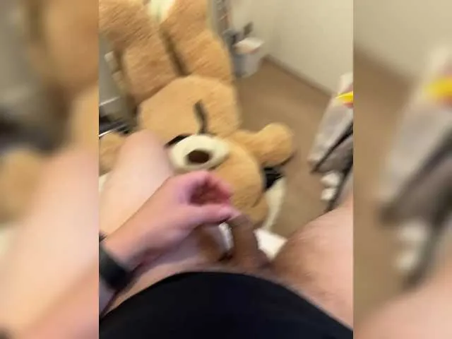 IORio2 – webcam model profile photo Image 2