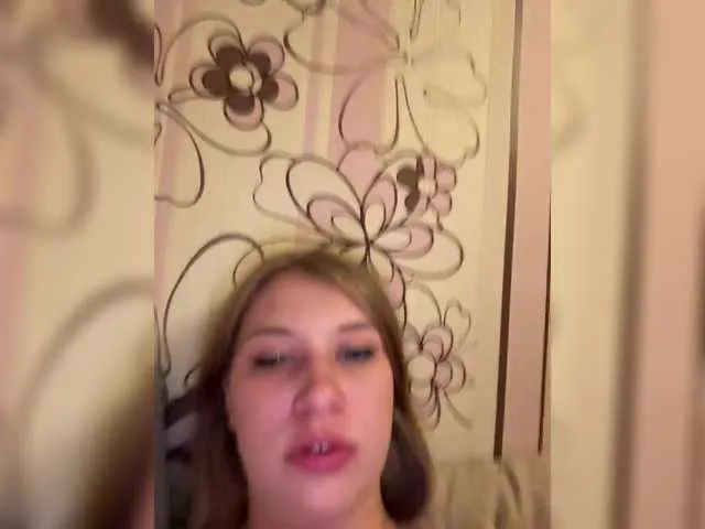 VIKITOMMY – webcam model profile photo Image 4
