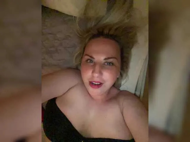 NaughtyInGlasses – webcam model profile photo Image 10