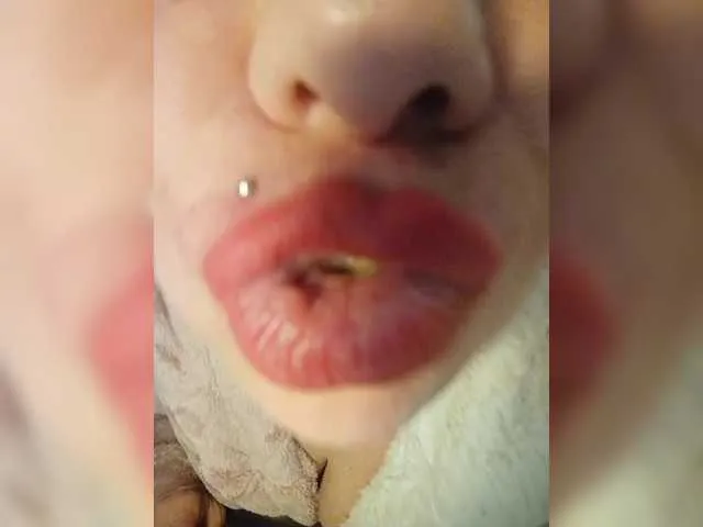 NaughtyInGlasses – webcam model profile photo Image 4