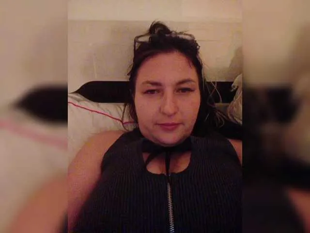 NaughtyInGlasses – webcam model profile photo Image 8