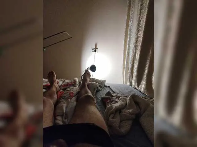 VIKITOMMY – webcam model profile photo Image 2