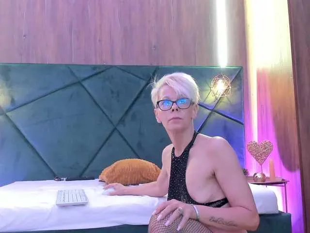 juicy_led_ – webcam model profile photo Image 16