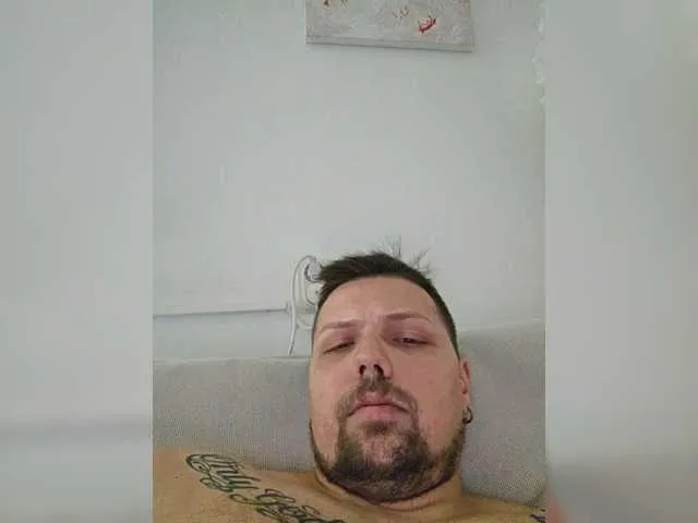 VIKITOMMY – webcam model profile photo Image 7