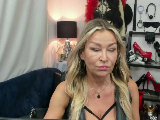 Charlotte-glasses – webcam model profile photo Image 10