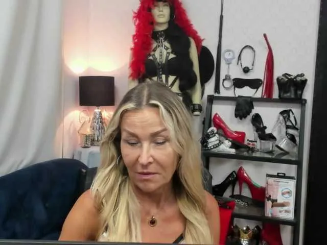 Charlotte-glasses – webcam model profile photo Image 11