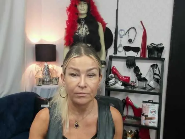 Charlotte-glasses – webcam model profile photo Image 14