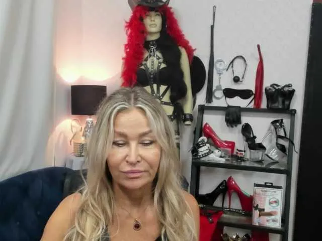 Charlotte-glasses – webcam model profile photo Image 17