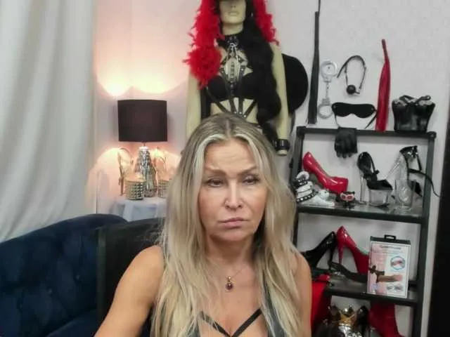 Charlotte-glasses – webcam model profile photo Image 19