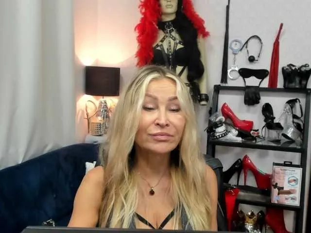 Charlotte-glasses – webcam model profile photo Image 4