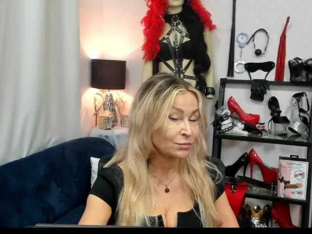 Charlotte-glasses – webcam model profile photo Image 6