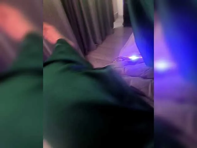 NaughtyInGlasses – webcam model profile photo Image 14