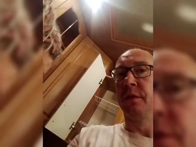 NaughtyInGlasses – webcam model profile photo Image 16