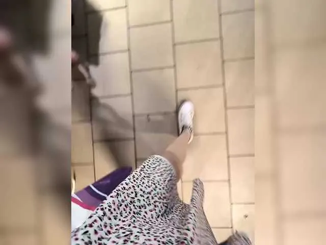 NaughtyInGlasses – webcam model profile photo Image 2