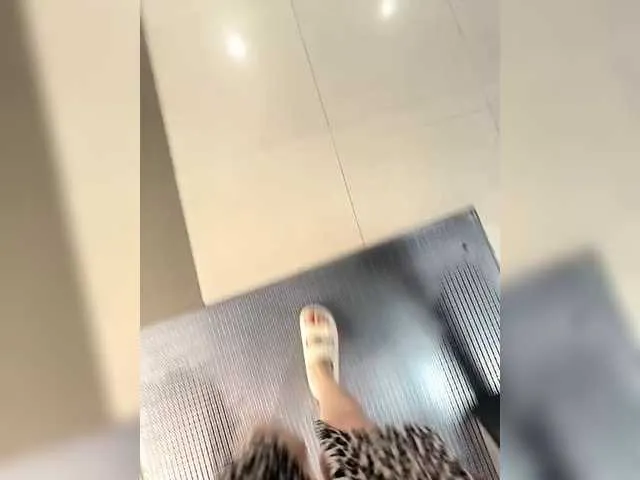 NaughtyInGlasses – webcam model profile photo Image 7