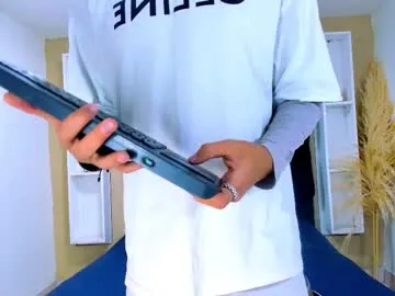 hunkwithglasses – webcam model profile photo Image 2