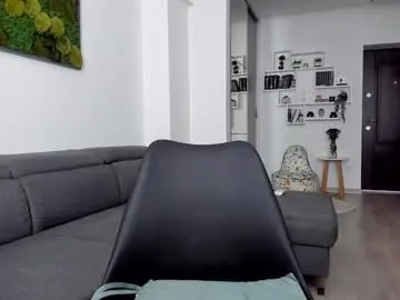 VIKITOMMY – webcam model profile photo Image 2