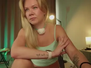 VIKITOMMY – webcam model profile photo Image 9