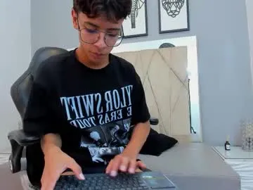 wolfan_sky – webcam model profile photo Image 12