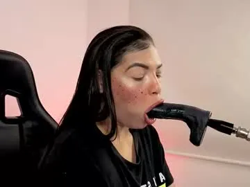 zoe_curvy – webcam model profile photo Image 4