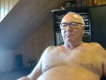 ginwood – webcam model profile photo Image 17