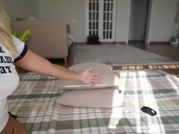 scarlethroa – webcam model profile photo Image 18