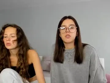 miaandmolly_ – webcam model profile photo Image 3