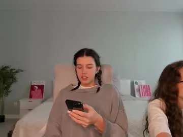 miaandmolly_ – webcam model profile photo Image 6