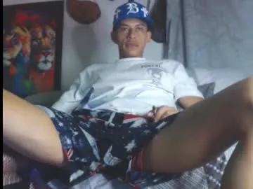 VIKITOMMY – webcam model profile photo Image 14