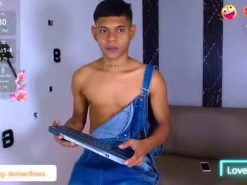 glasses_cat – webcam model profile photo Image 9