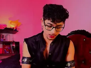 VIKITOMMY – webcam model profile photo Image 7