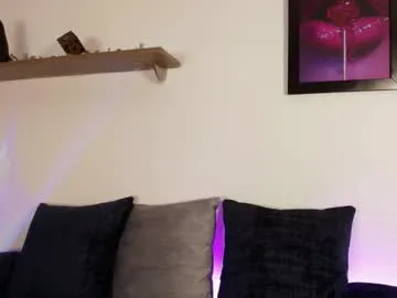 elisonni – webcam model profile photo Image 9