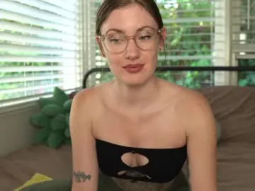 YoungSquad – webcam model profile photo Image 3