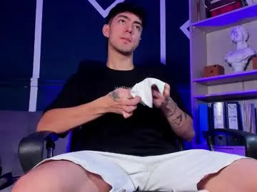 YoungSquad – webcam model profile photo Image 14