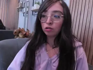 Charlotte-glasses – webcam model profile photo Image 15